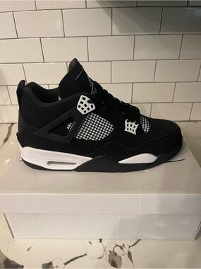 Men’s Retro 4 White Thunder Size 12.